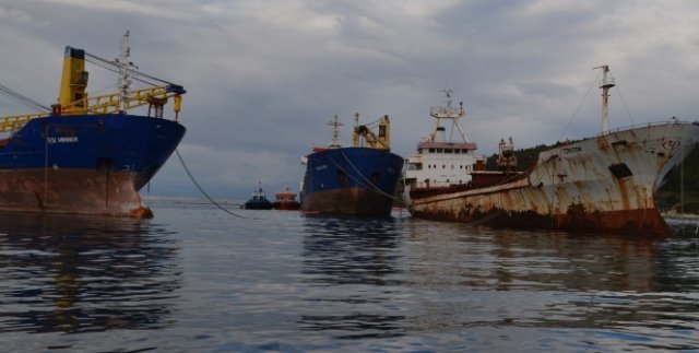Hacizli gemiden denize yakıt sızıntısı