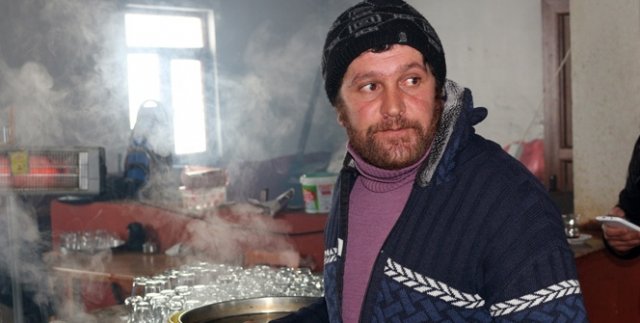 İlkokul mezunu 5 dil biliyor
