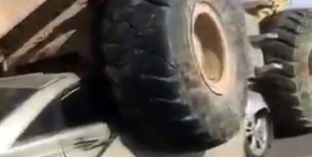 İş makinesi otomobili biçti