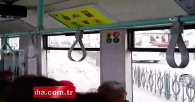 İstanbul Sirkeci'de tramvay raydan çıktı!