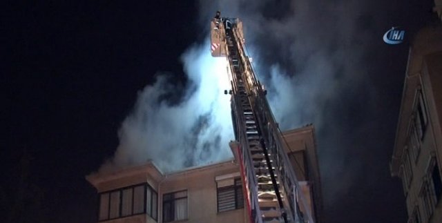 Kadıköy’de 4 katlı binanın çatısı alev alev yandı
