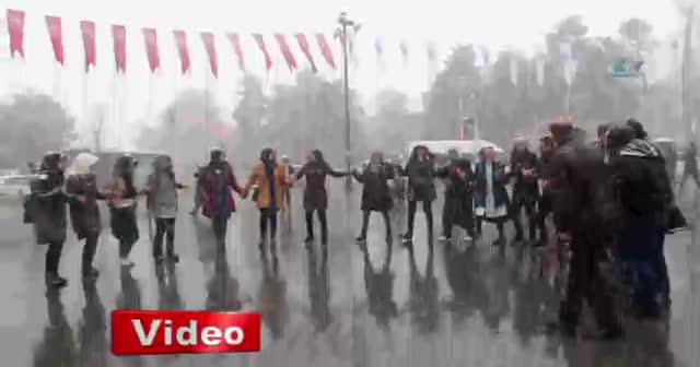 Lapa lapa yağan karın altında halay çektiler