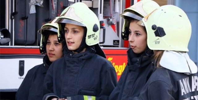 Liseli kızlar itfaiyeci olmak için ter döküyor