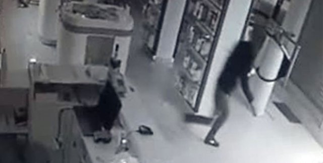 Maskeli cep telefonu hırsızları kamerada