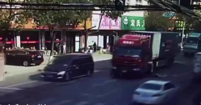 Motosikletli kamyonun altından böyle çıktı