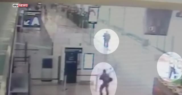 Orly Havalimanı'nda kadın askerin rehin alındığı görüntüler ortaya çıktı