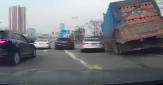 Otomobil tuğlalara gömüldü