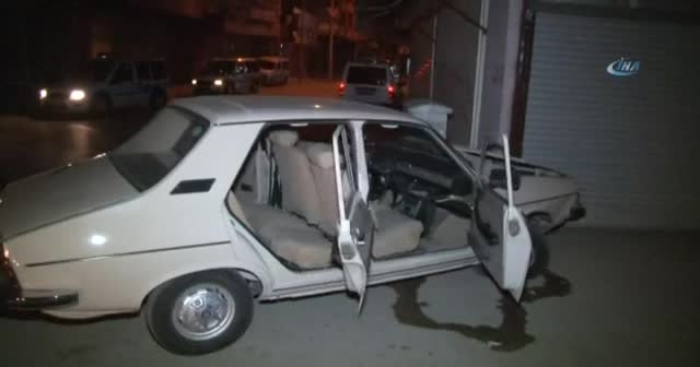 Otomobili duvara çarpıp kaçtılar