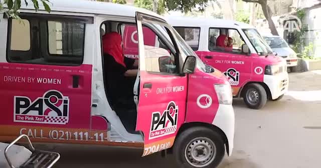Pakistan’da kadınlara özel pembe taksi
