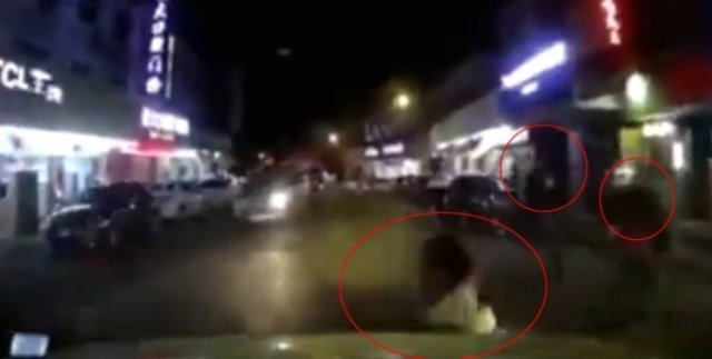 Para için çocuklarını araçların önüne atıyorlar!