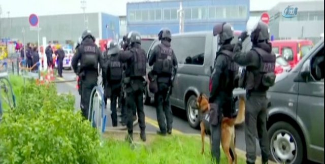 Paris’te Orly Havaalanı’nda silah sesleri