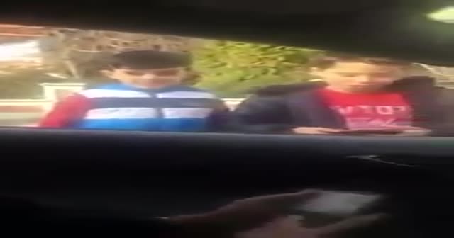 Polise ehliyet soran çocuklar
