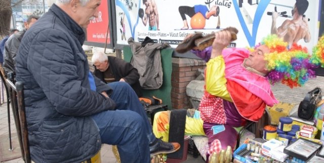 Renkli boyacının ekmek mücadelesi