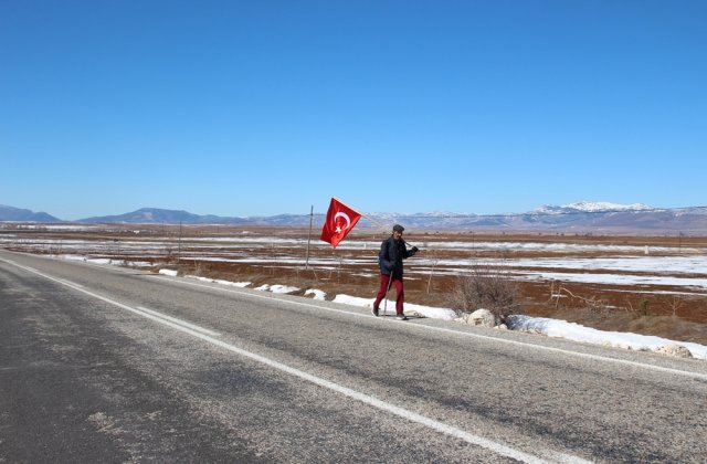 Rüyasında gördüğü Ömer Halisdemir’in mezarına yürüyor