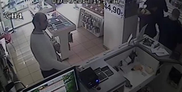 Sadaka kutusu hırsızlığı kamerada
