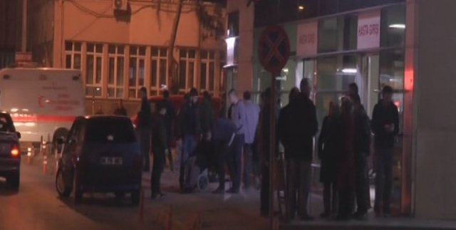 Sahneye verilen sis 11 oyuncuyu hastanelik etti