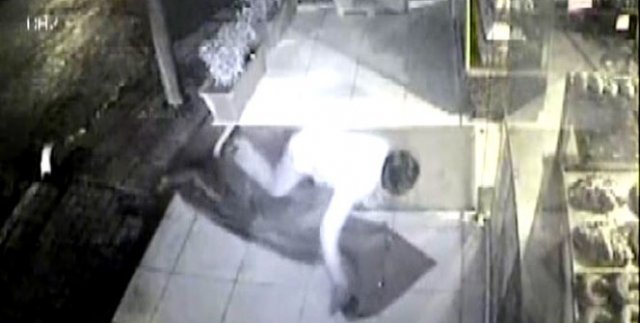 Sakar hırsız çaldıklarını taşırken düştü