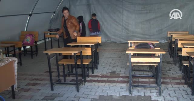 Samsat'ta yaşanan depremin ardından ara verilen eğitime çadırlarda devam edildi