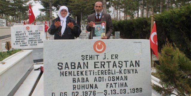Şehit oğlunun boş mezarını ziyaret ediyor