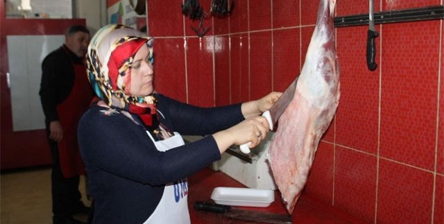 Siirt’in ilk kadın kasabı erkeklere taş çıkarıyor