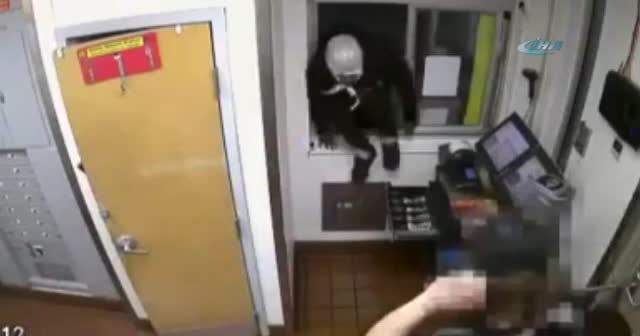 Silahlı soyguncular restoranı böyle soydu