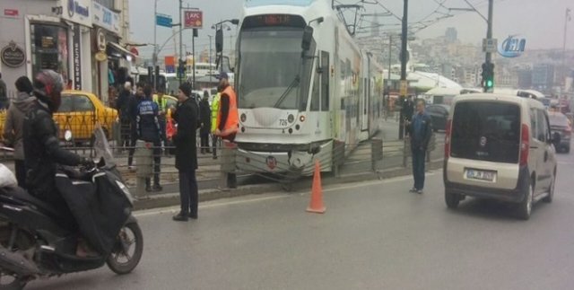 Sirkeci'de tramvay raydan çıktı