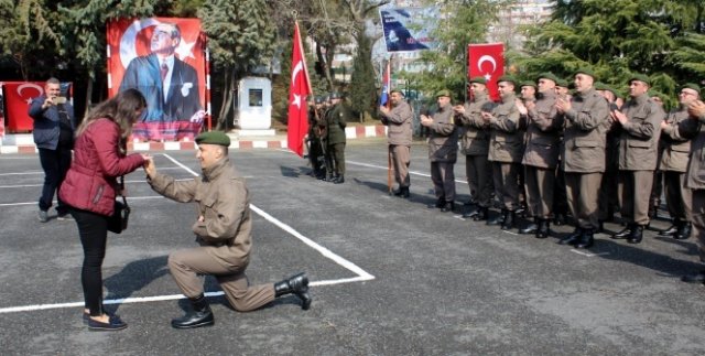 Yemin töreninde sürpriz evlenme teklifi