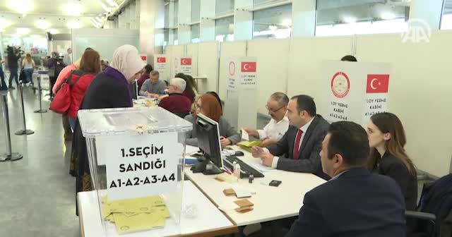 Yurt dışı seçmen kütüğüne kayıtlı kişiler oy vermeye başladı