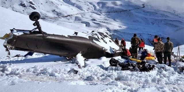 12 şehit verilen helikopterin enkazı kaldırıldı