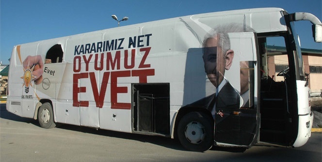 AK Parti'nin seçim otobüsüne saldırı