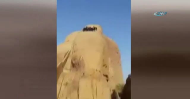 Arabistan'da keçiler atlama yatağı ile böyle kurtarıldı