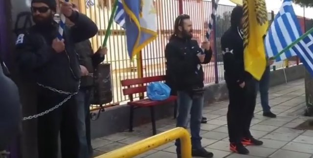 Aşırı sağcı Yunanlar okul yolundaki çocukları böyle korkuttu