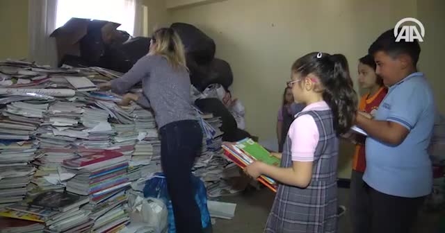 Atık kağıtları "mutluluğa" dönüştürdüler