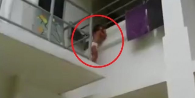 Balkondan sarkan çocuk korkuttu