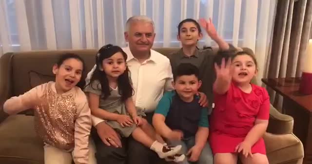 Başbakan'dan torunlarıyla birlikte şarkılı referandum paylaşımı