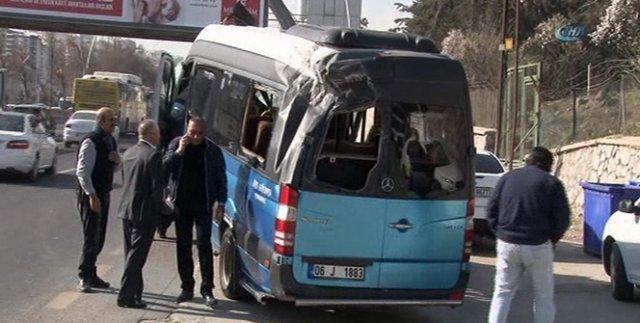 Başkent'te dolmuş devrildi: Yaralılar var