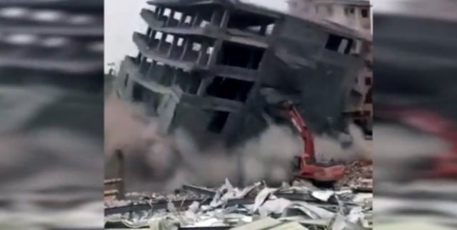 Bina iş makinesinin üzerine devrildi
