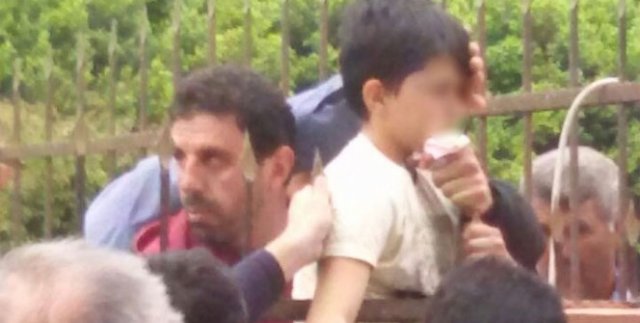 Çocuğun göğsüne demir parmaklık saplandı