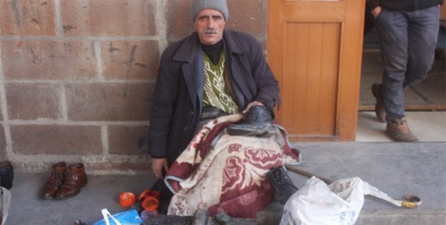 Engelli baba ayakkabı boyayarak çocuklarını okutuyor