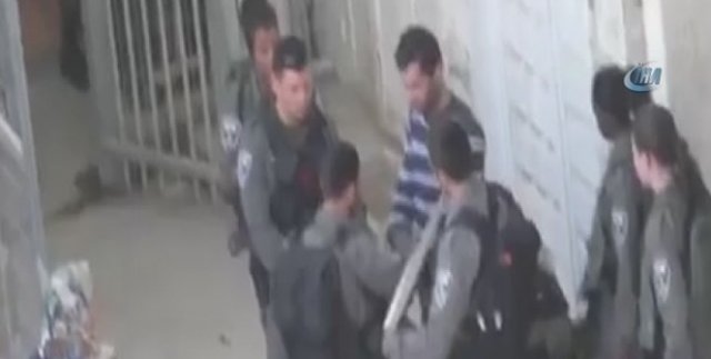 Filistinli adam ailesinin gözü önünde kelepçelenerek gözaltına alındı