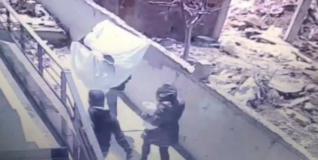 Güpegündüz televizyon hırsızlığı kamerada