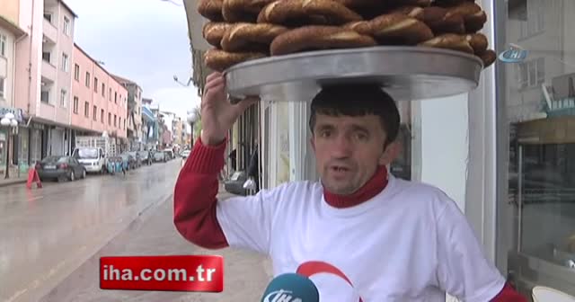 Hayırsever simitçi bu kez İdlip için tezgahını sırtladı