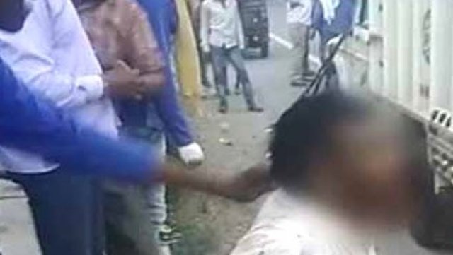 Hindistan'da inek taşıyan Müslüman adam öldürüldü