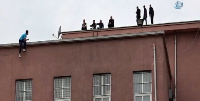 İntihar etmek için hastane çatısına çıkan genci polis ve hastane çalışanları ikna etti
