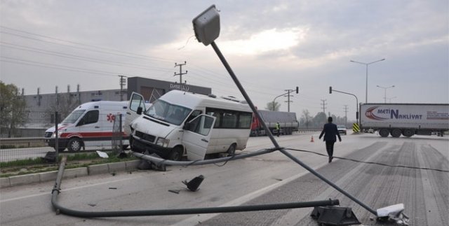İşçi servisine tır çarptı: 15 yaralı
