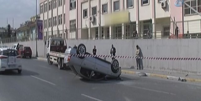 İstanbul'da otomobil okul duvarına çarptı
