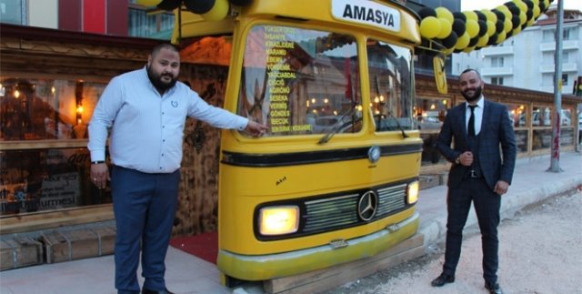 Kafeye belediye otobüsünden giriliyor