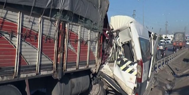 Kamyon, yolcu alan işçi servisine çarptı: 5 yaralı