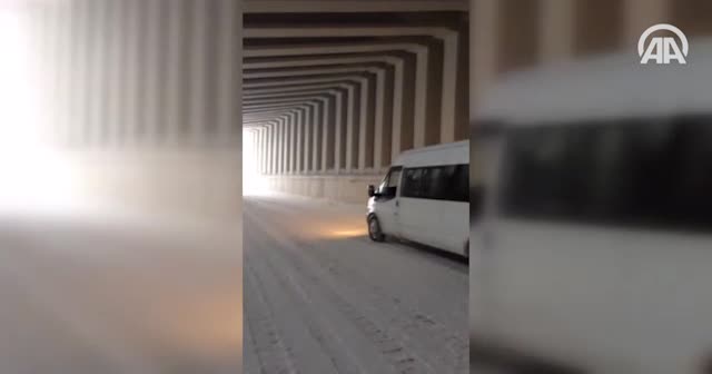 Kar yağdı, sürücüler mahsur kaldı