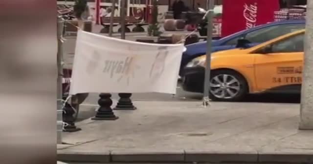 Karga, CHP'nin 'hayır' pankartını kesti